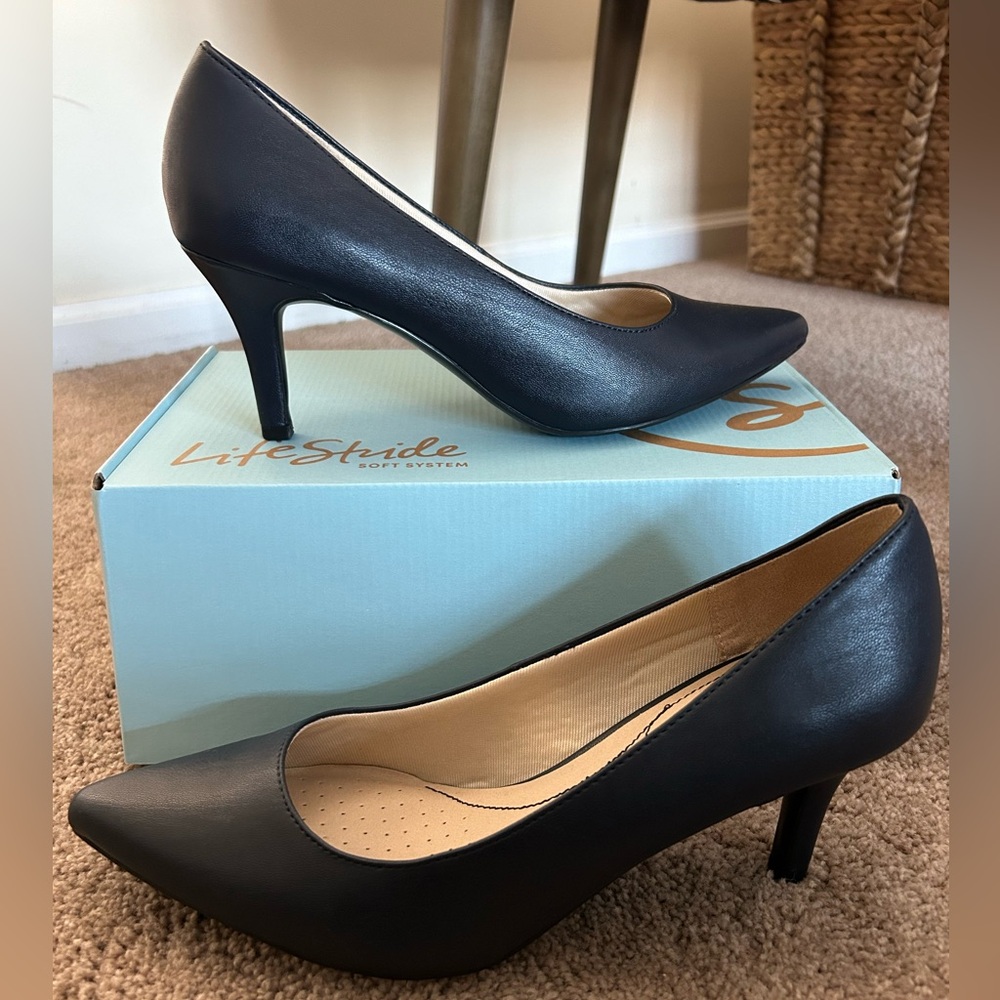 Navy blue LifeStride heels